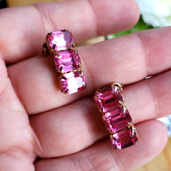 Vintage Authentic 50's Weiss Large Faceted Pink Glass Rhinestone Estate Earrings - Picture 2 of 11